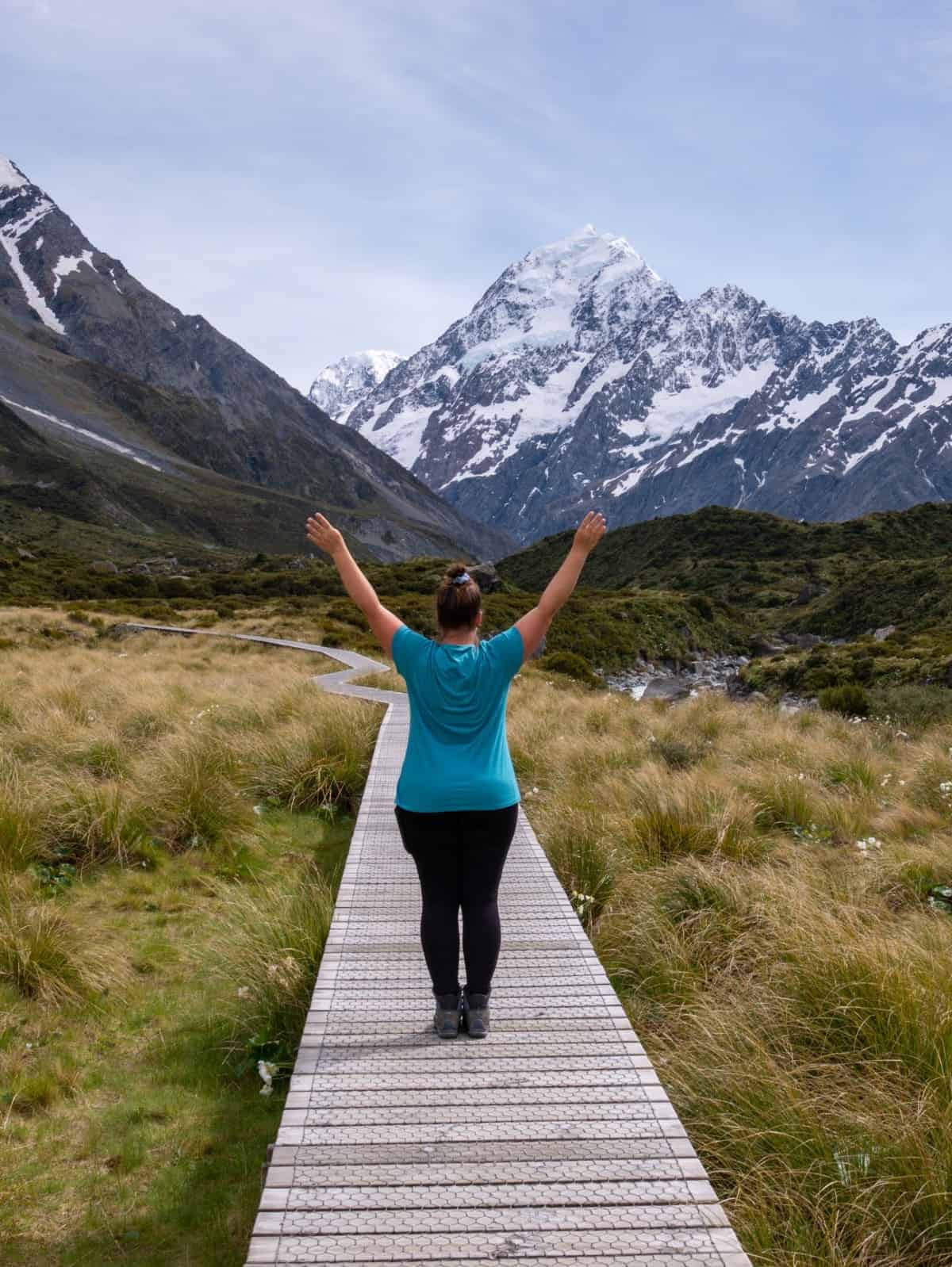 Sabrina steht in Neuseeland vor dem Mount Cook